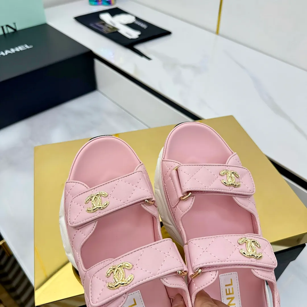 👟👟Ex-factory price 660👟👟 Top version... Chanel｜Chanel Xiaoxiang Velcro Beach Slippers Slippers Casual Beach Shoes 25ss Spring and Summer New Style! Beach shoes are a hit all over the internet! The latest model from the counter, I am still willing to buy it on my feet. It must be ranked among the most popular models. It is invincible in all seasons. Various bloggers and Internet celebrities can see the matching styles. Highly recommended. Pearlescent sheepskin upper, sheepskin lining, suede for the feet. Original open-molded TPU outsole size: 35-40 (customized for 40 and 41). Full set of original packaging 👉 👉